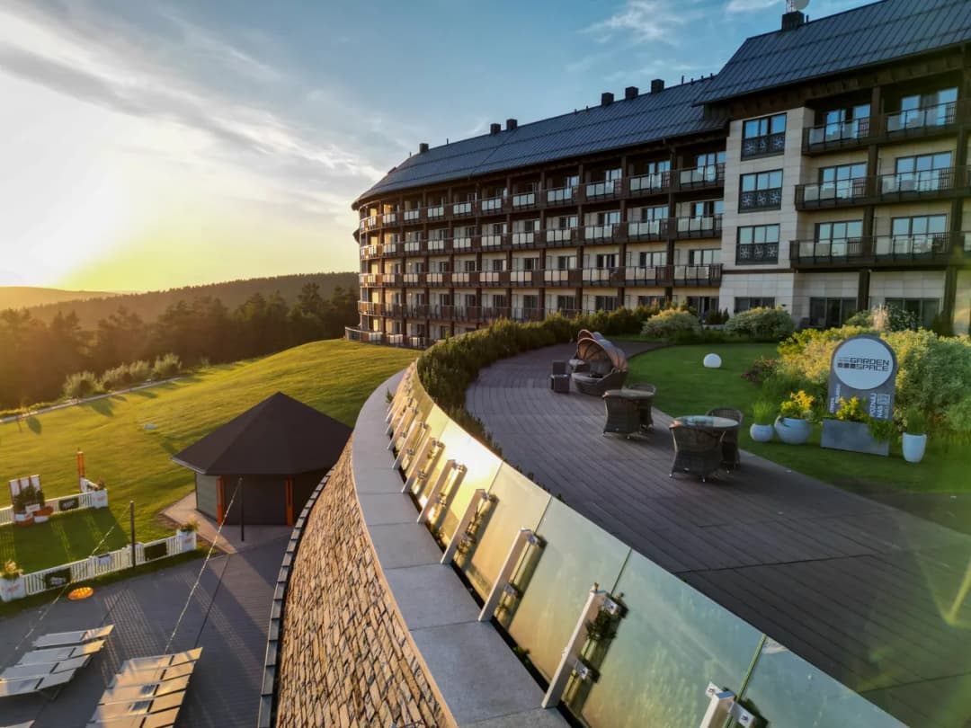 Co to jest patio w hotelu i jak wpływa na komfort gości?