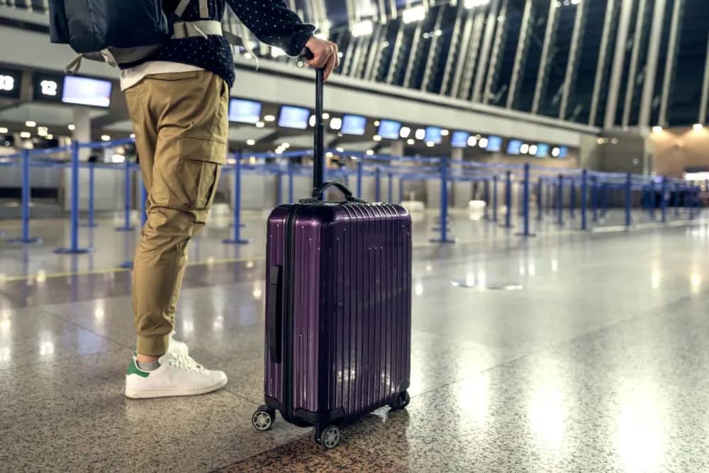 Czy można przewozić alkohol w bagażu rejestrowanym Wizz Air? Zasady i limity