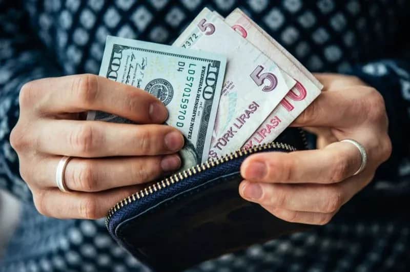 Ile zarabiają Turcy w hotelach? Zaskakujące fakty o pensjach